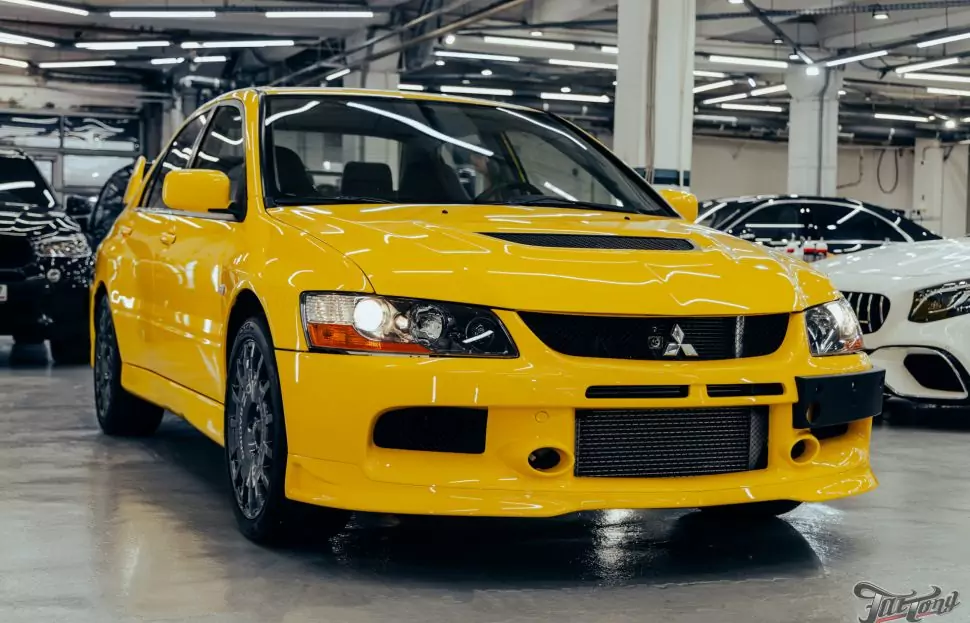Частичная покраска Mitsubishi Lancer Evolution с подбором цвета: старая краска снялась вместе с пленкой!